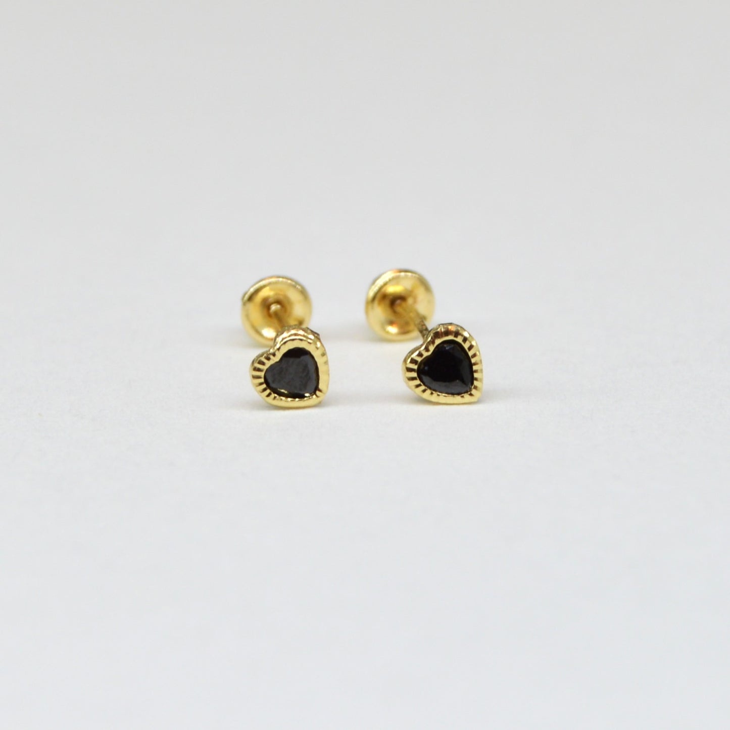 Corazón bisel mini zirconia negra oro 10k