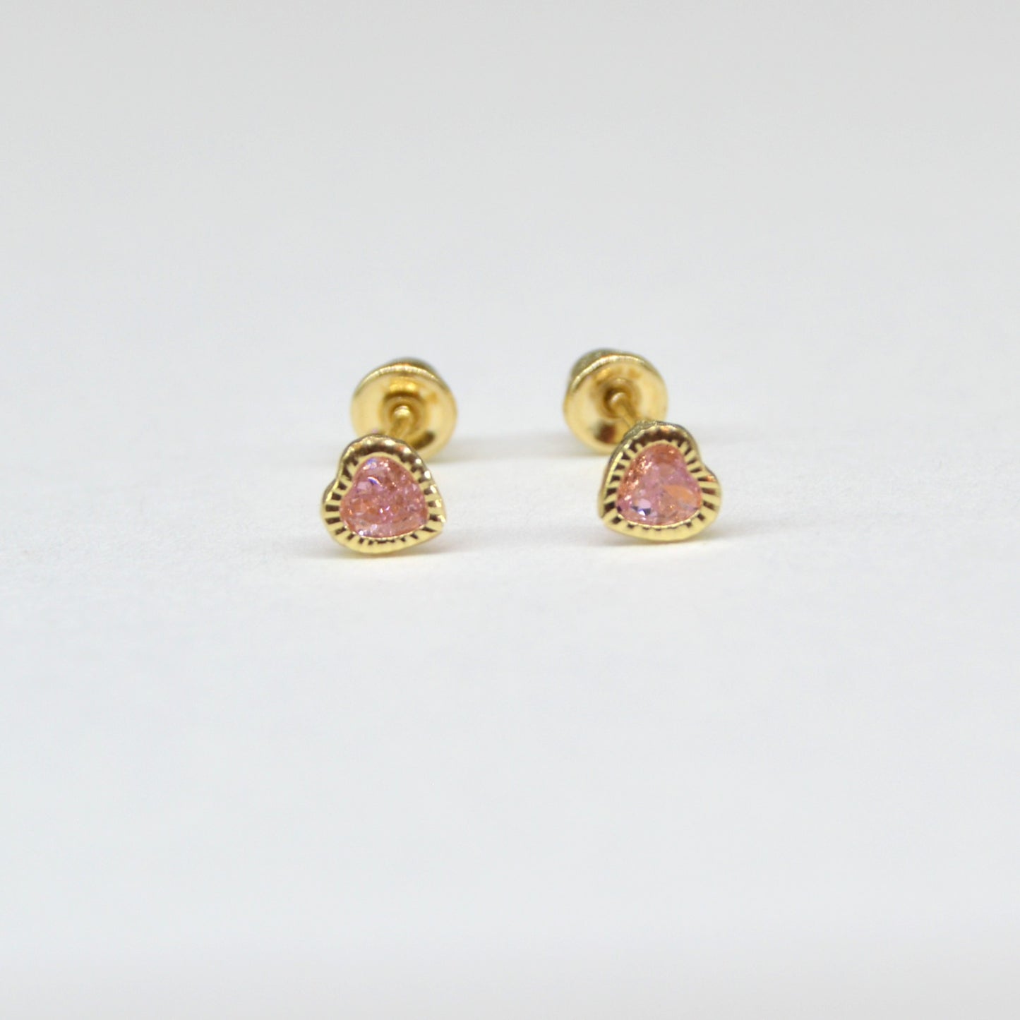 Corazón bisel mini zirconia rosa oro 10k