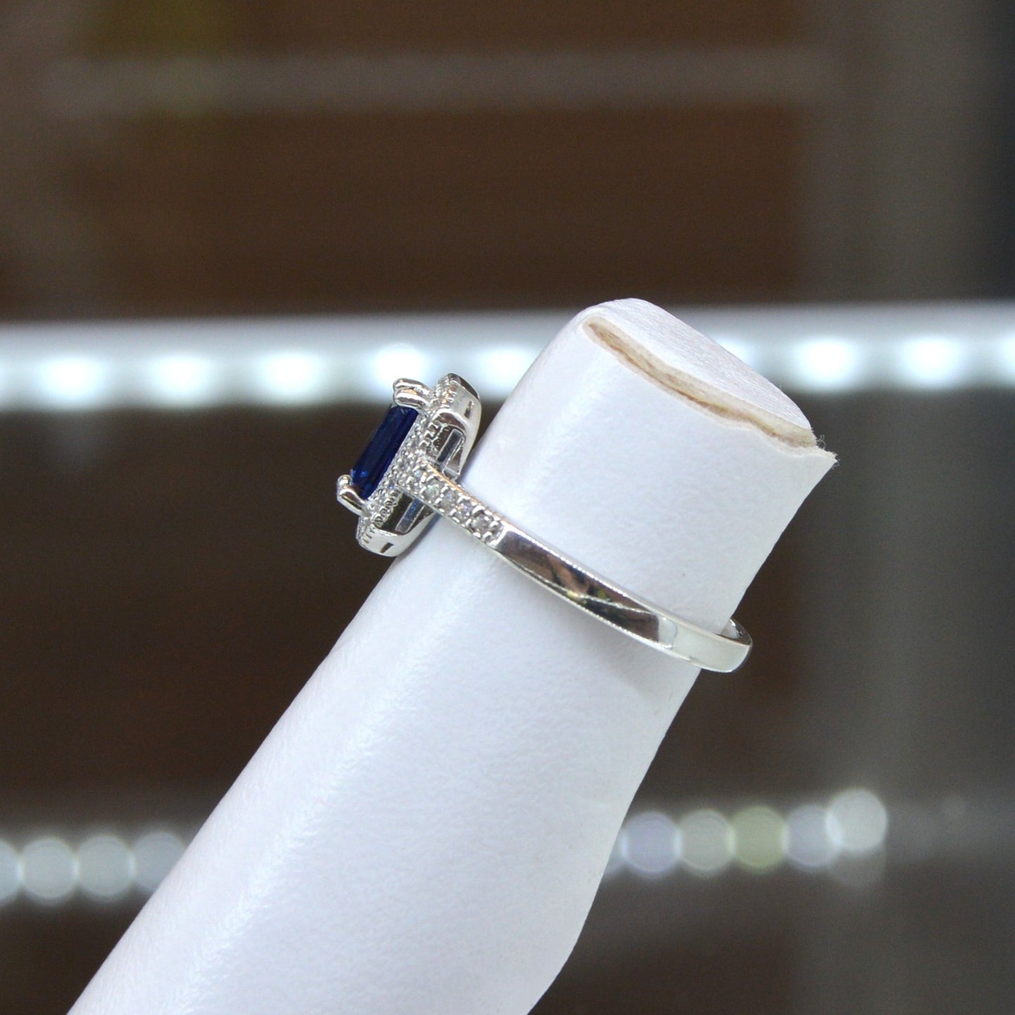 Anillo rectangular con zirconias alrededor plata