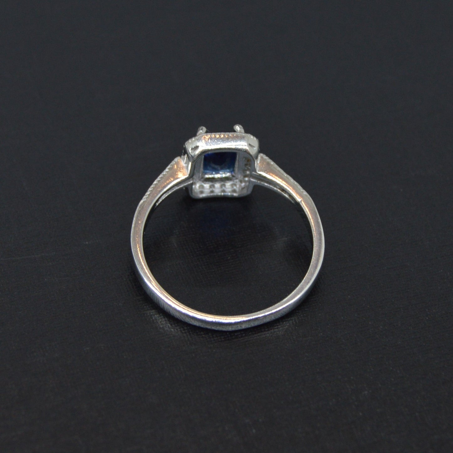 Anillo rectangular con zirconias alrededor plata