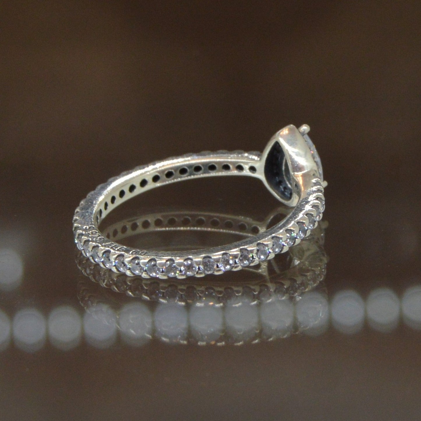 Anillo gota blanca plata